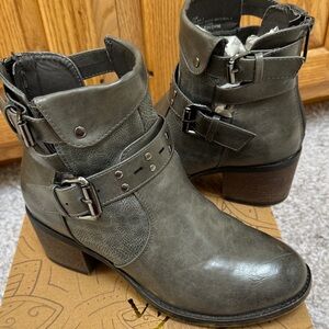 Vintage 93 gray boots